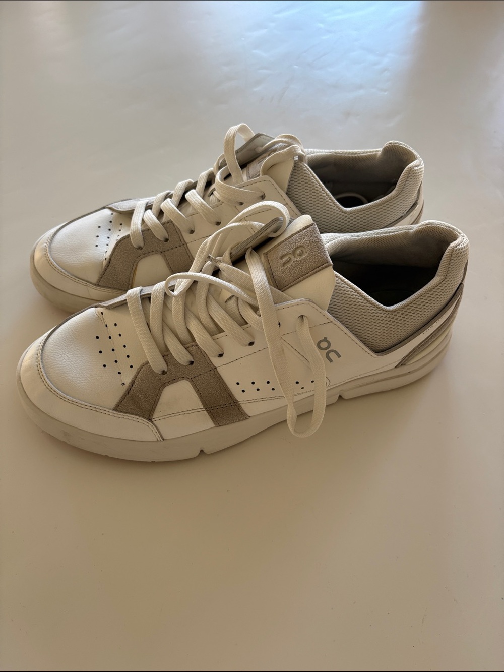 On Running Men’s White and grey Low-Top Sneakers